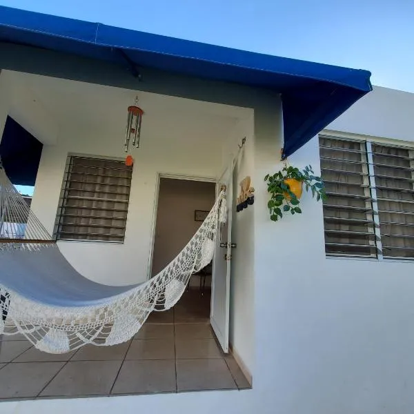 Aguadilla Waves Apt with electricity water AC WIFI 8 minute walk from Crashboat beach，位于Aguacate的酒店