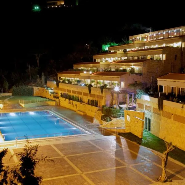 蒙特维酒店，位于Sirjbāl的酒店