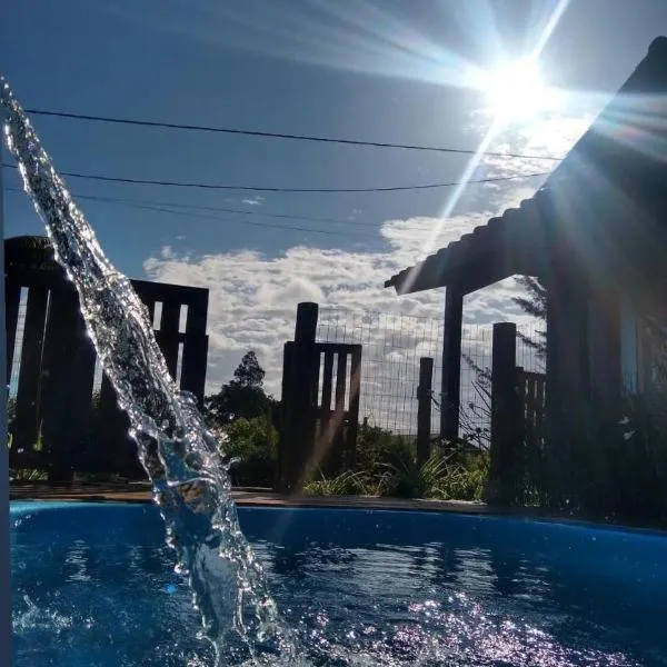 Chalés Praia do Rosa piscina compartilhada，位于因比图巴的酒店
