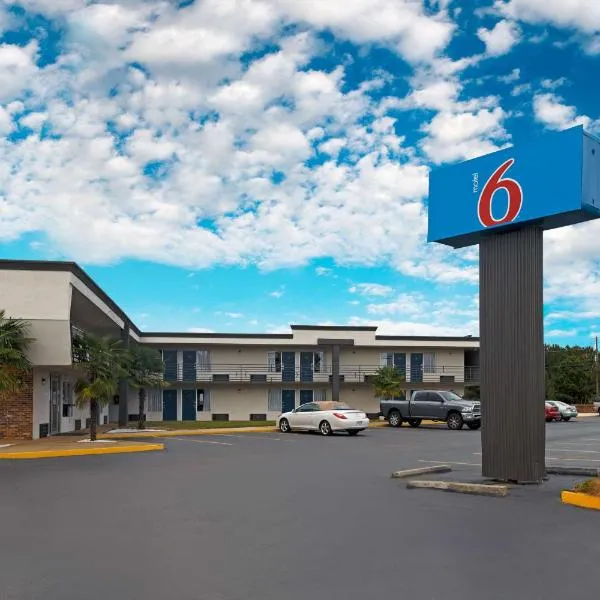Motel 6 McDonough, GA，位于麦克多诺的酒店