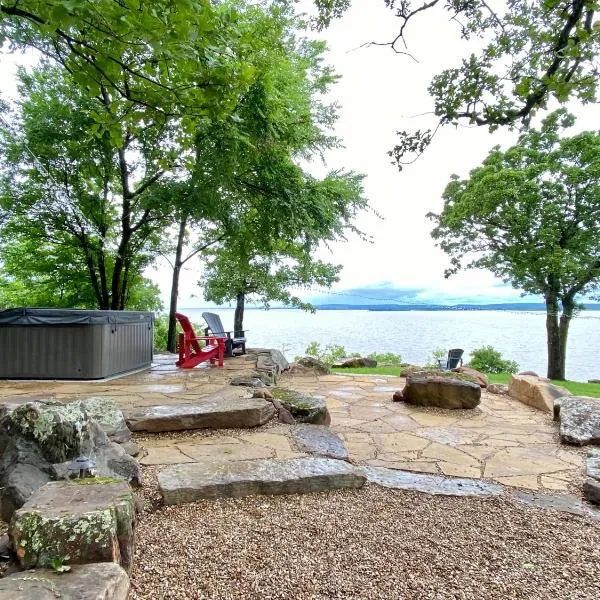 Jewell of Eufaula! Lake view, hot tub, and firepit!，位于Canadian的酒店