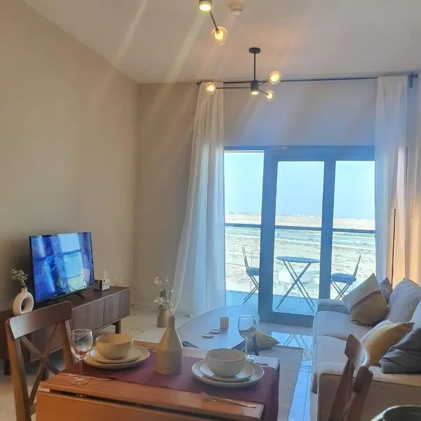 Cozy 1-bedroom apartment in Dubai South with Pool，位于迪拜的酒店