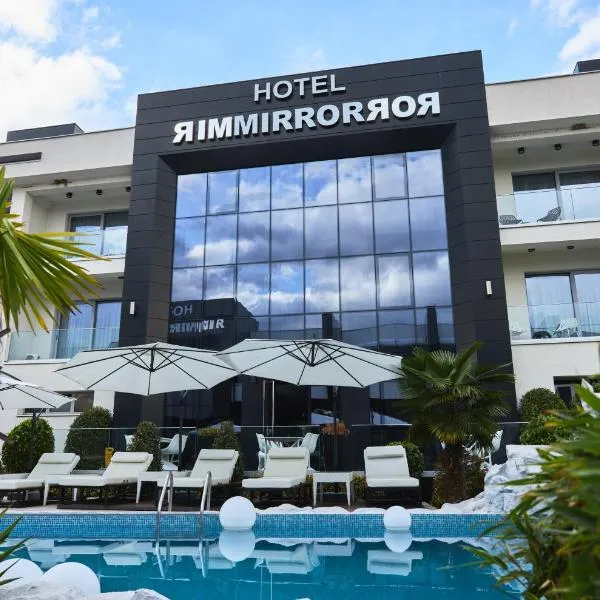 Hotel Mirror，位于Petrovec的酒店
