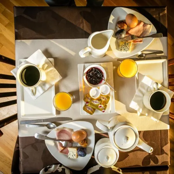 Hôtel Restaurant de la Poste et La Grange Détente, espace bien-être，位于Châteauneuf-de-Randon的酒店