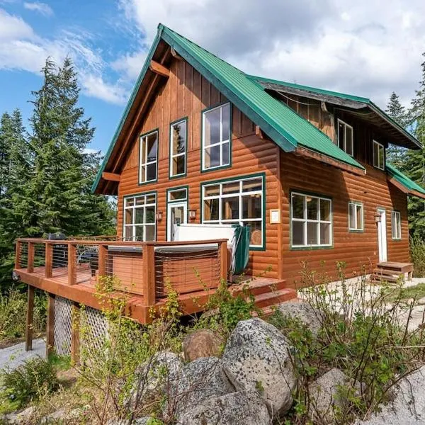 Hot Tub Cool Views: Roaring Creek Cabin，位于莱文沃思的酒店