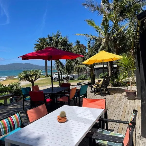 Driftwood Beachfront Accommodation, Cable Bay, Owhetu，位于Kenana的酒店