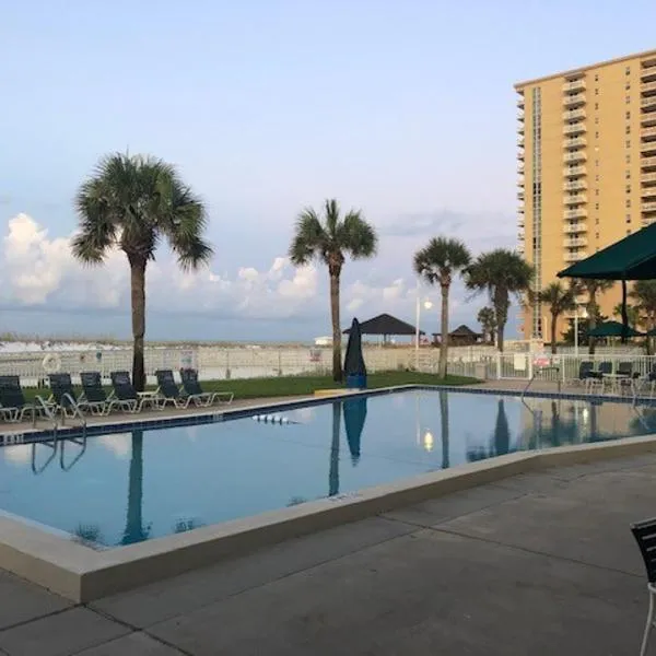 Destin Holiday Beach Resort，位于德斯坦的酒店