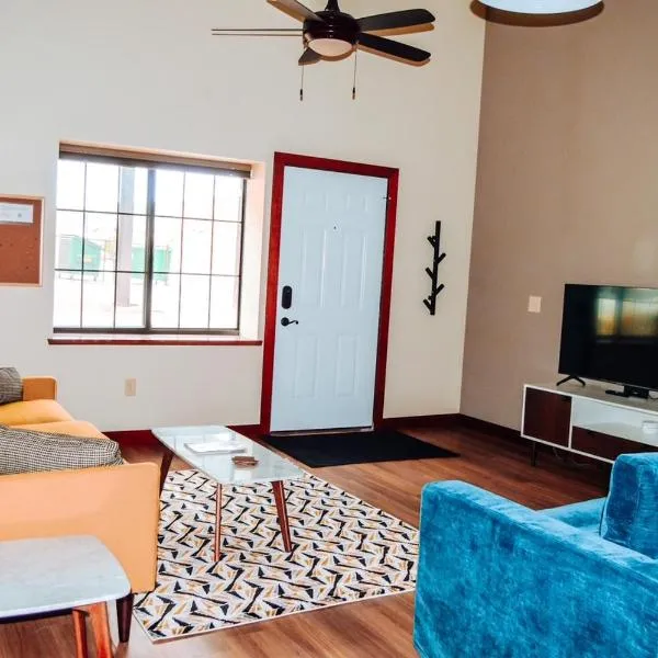 Renovated building in the heart of Rapid City!，位于拉皮德城的酒店