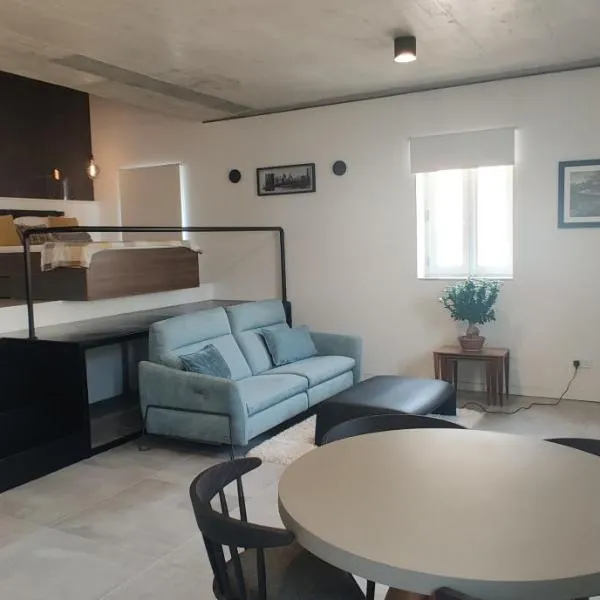 No 60, 3rd floor, centrally located, fully equipped studio Apt，位于弗洛里亚纳的酒店