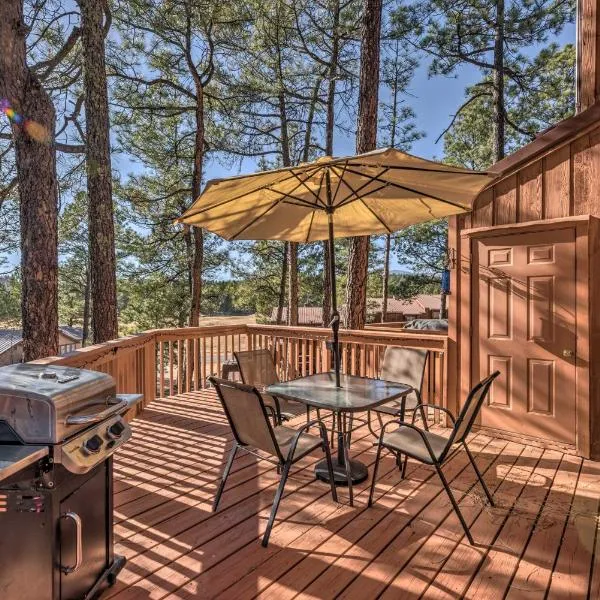 Hike, Golf and Explore Ruidoso Retreat with Deck!，位于鲁伊多索的酒店