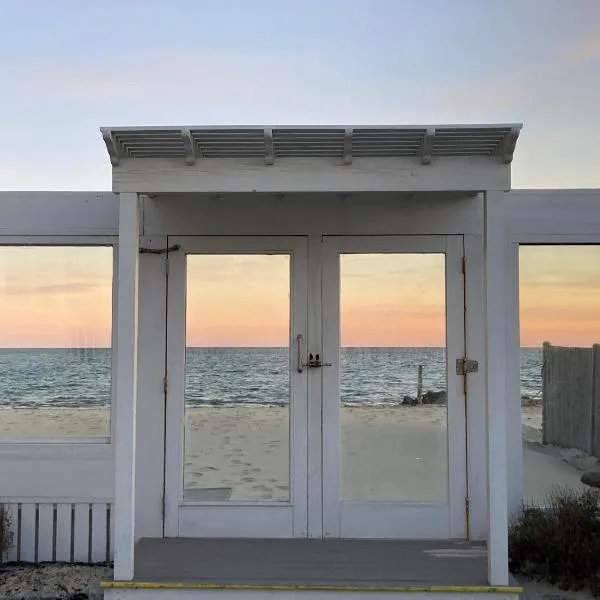 By The Sea Guests Bed & Breakfast and Suites，位于丹尼斯港的酒店