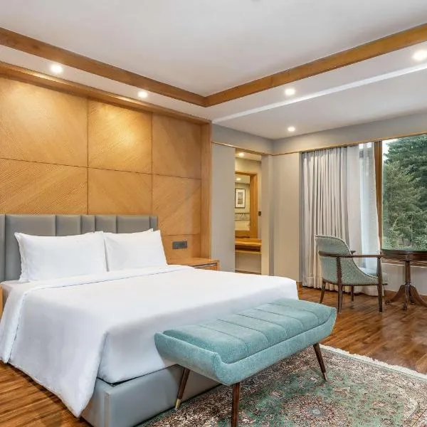 Radisson Golf Resort Pahalgam，位于帕哈尔加姆的酒店