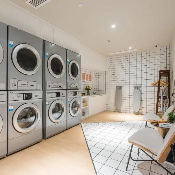 南京仙林中心金鹰广场亚朵酒店，位于南京的酒店