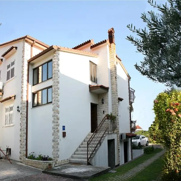 玛乐提克公寓，位于Lećevica的酒店