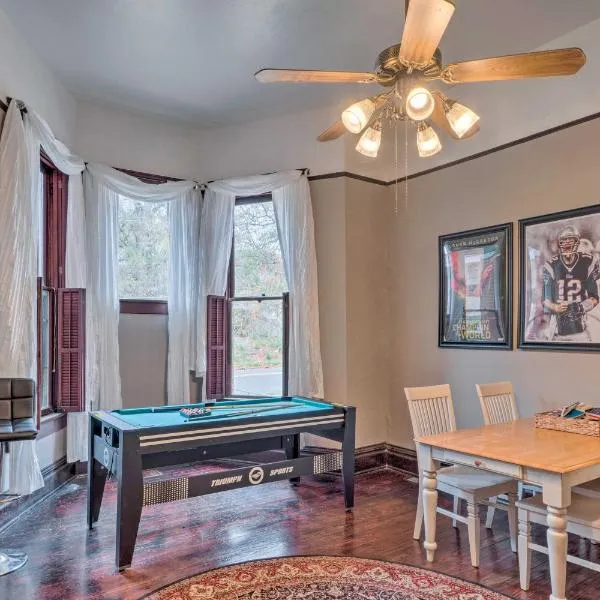 Pet-Friendly Shreveport Home about 1 Mile to Downtown!，位于什里夫波特的酒店
