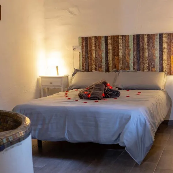 Fortress Jacuzzi Suites，位于Llanera de Ranes的酒店