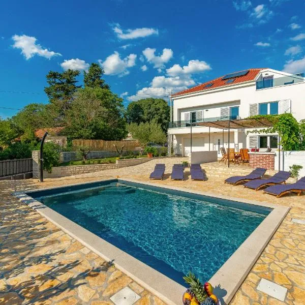 Apartments Luka & Lorena，位于伽罗瓦克的酒店