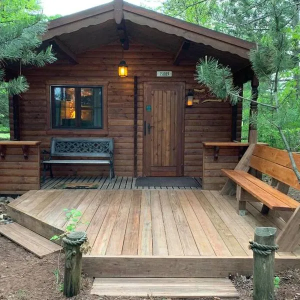 Honeybear Hideaway Cabin，位于Little Round Lake的酒店