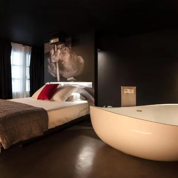 The Black Boutique -- Turistea Suites，位于萨拉戈萨的酒店