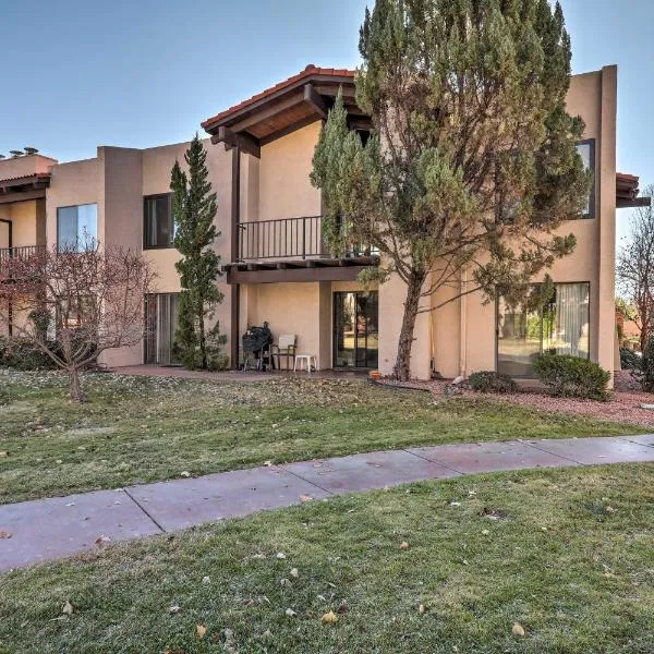 Mtn-View Condo with Hot Tub Access in Sedona!，位于塞多纳的酒店