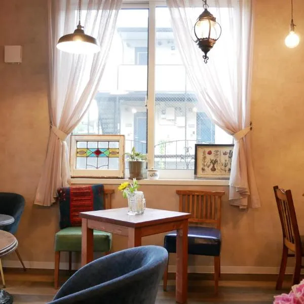 7 Rooms Hotel & Cafe - 30mins from Disneyland，位于东京的酒店