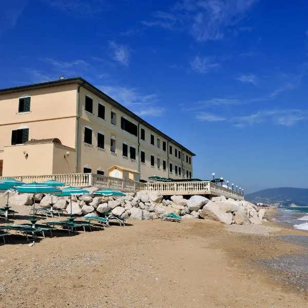 Hotel Brigantino Non Dista，位于雷卡纳蒂港的酒店