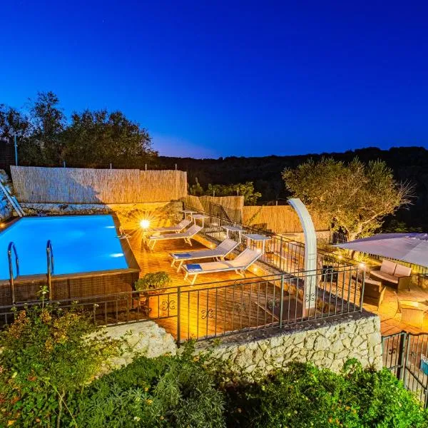 Villa Vanessa con Piscina Privata - Castro，位于Marina Porto的酒店