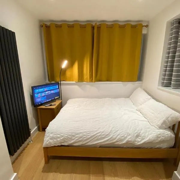 Double Bedroom with en-suite shower & free parking，位于普拉姆斯特德的酒店