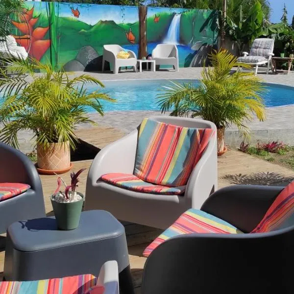 Un coin de paradis, piscine privative, vue Saintes，位于Petites Mamelles的酒店