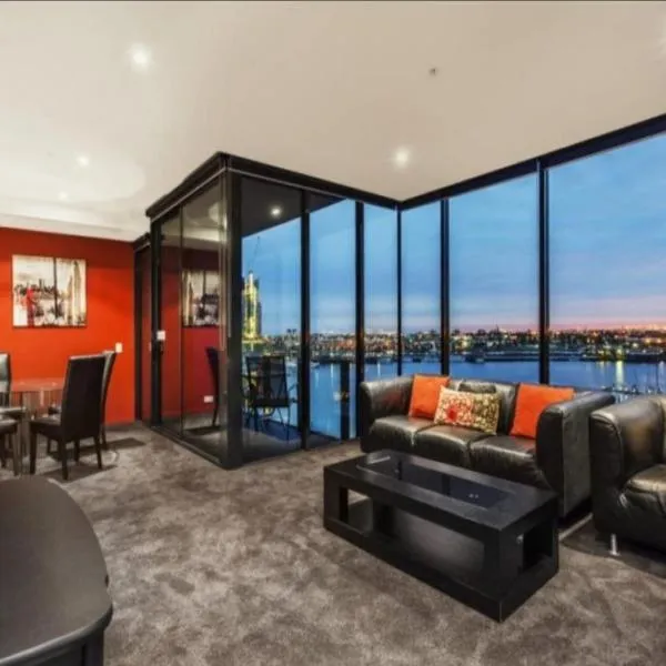 Lovely waterfront condo with swimming pool and gym in the heart of Docklands，位于墨尔本的酒店