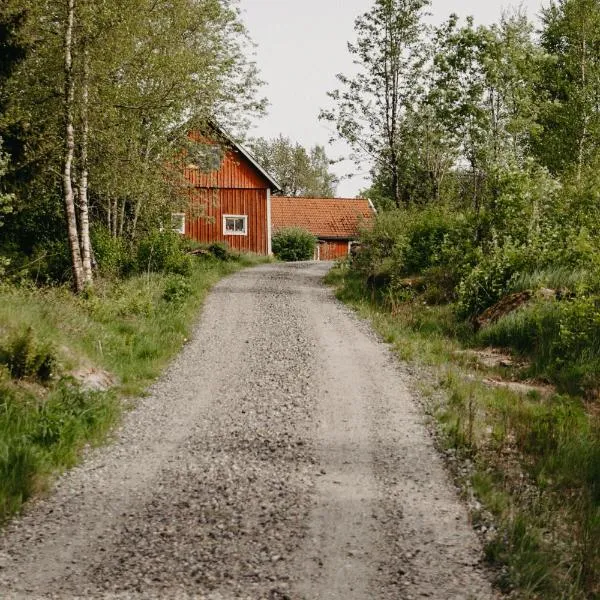 En lantlig idyll med skogen precis utanför dörren!，位于Silvergärde的酒店