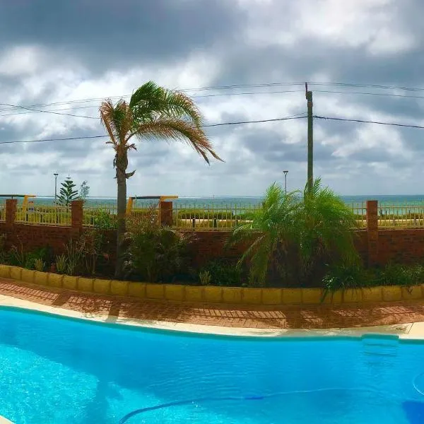 Beach House Opposite Ocean 4 Bed 2 Bathroom with pool，位于杰拉尔顿的酒店