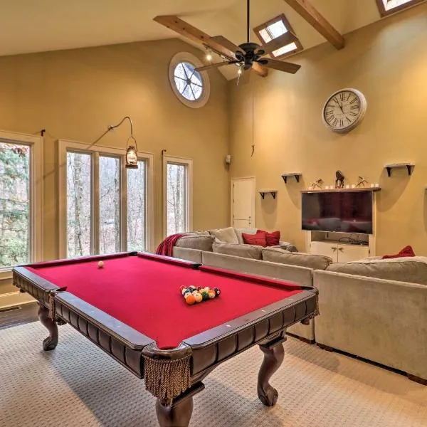 Cozy Conyers Cabin with Fireplace and Pool Table!，位于卡温顿的酒店