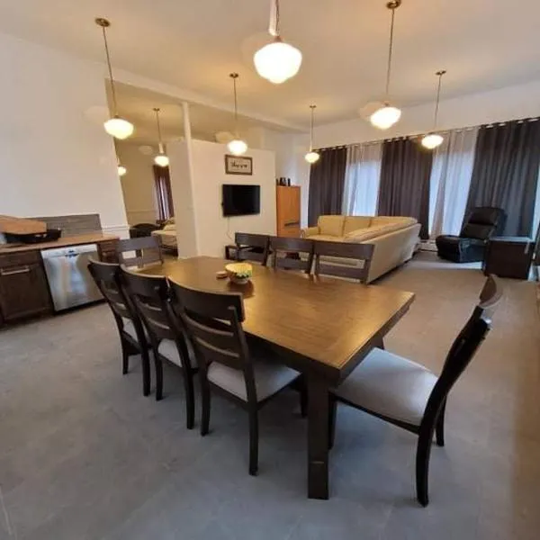 Charming Renovated Brick Home on ATV/Snowmbl trail，位于Bingham的酒店