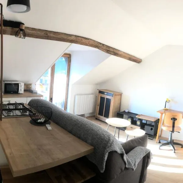 Appartement Cosy avec Balcon au calme proche Gare，位于Saint-Léger-de-Rotes的酒店