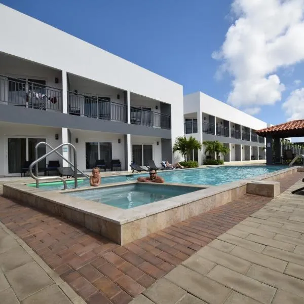 Arena Condos Aruba - few steps from Eagle Beach!，位于棕榈滩的酒店