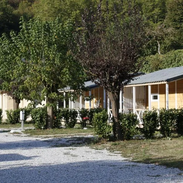 Camping Le Jardin 3 étoiles - chalets, bungalows et emplacements nus pour des vacances nature le long de la rivière le Gijou，位于Viane的酒店