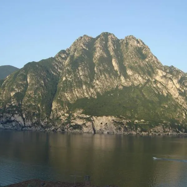 Luxurious attic-swimming pool，位于里瓦迪索尔托的酒店