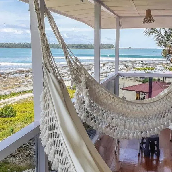 Nias Surf Villa. Beach front. Wave view!，位于Lagudri的酒店