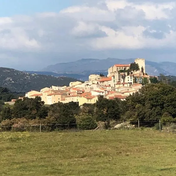 Charmante maison de village avec toit terrasse，位于Caramany的酒店