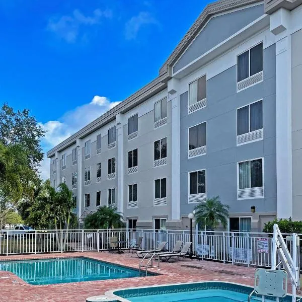 Comfort Inn & Suites Sarasota I75，位于萨拉索塔的酒店