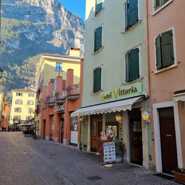 维多利亚酒店，位于加尔达湖滨的酒店