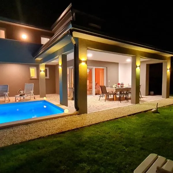 Villa Robert Kastelir，位于卡斯特里尔的酒店