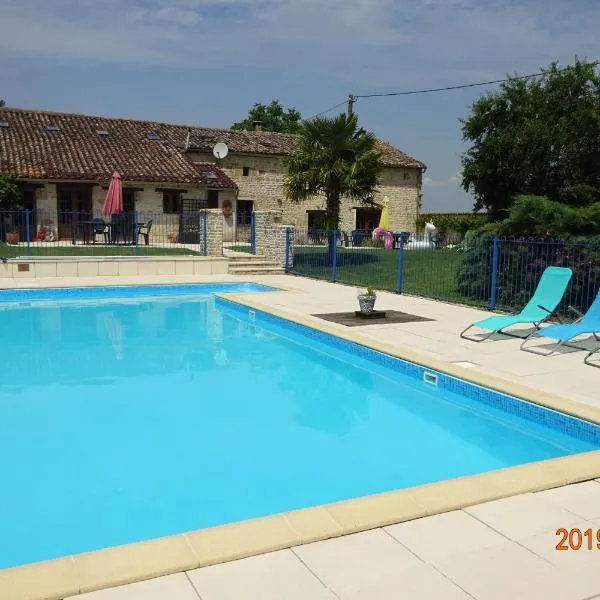 Chatenet self catering stone House for 2 South West France，位于La Forêt-de-Tessé的酒店