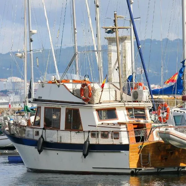 Barco 12 mts centro Cangas，位于坎加斯德穆拉索的酒店