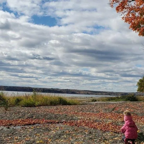 Le temps d'une île (Maison) - Vue sur le fleuve，位于Saint-Laurent-de-l'ile d'Orleans的酒店