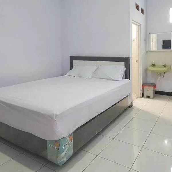 Angrumba Family Homestay Syariah near RSUD Caruban Mitra RedDoorz,位于Mejayan的酒店