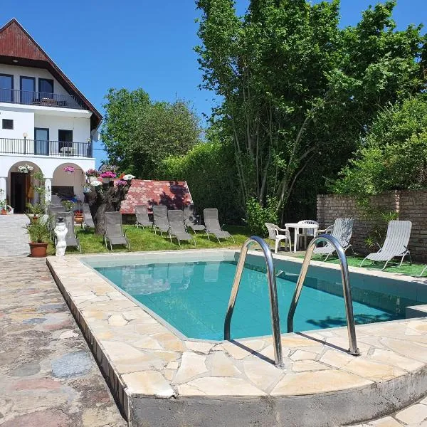 Sipos Vendég és Apartmanház，位于巴拉通尤洛克的酒店