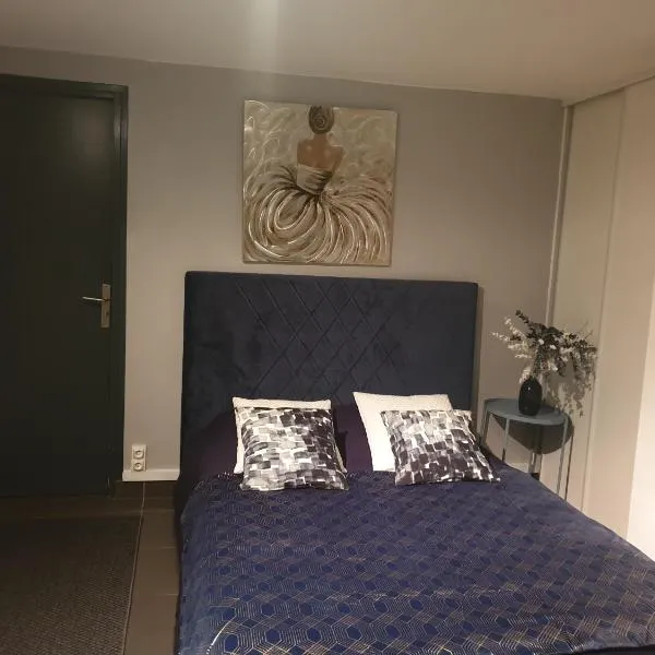 Room in Guest room - Quiet independent room，位于圣莫代福塞的酒店