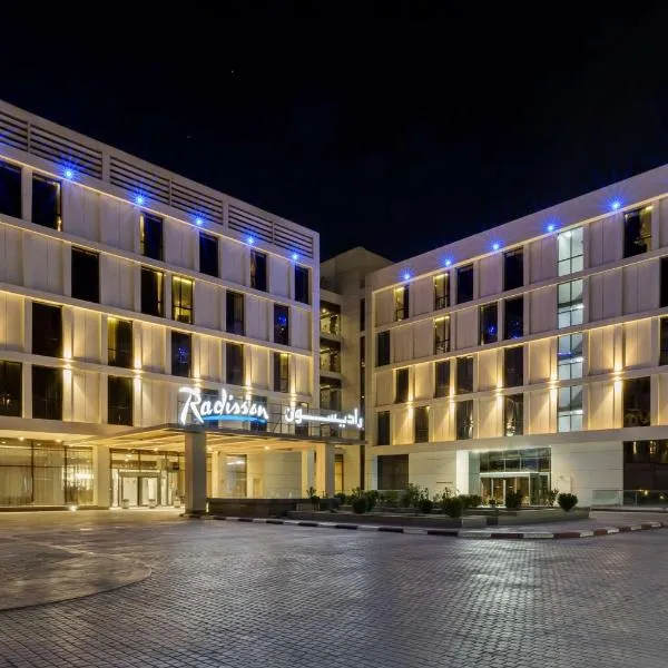 Radisson Hotel & Apartments Dammam Industry City，位于半月湾的酒店